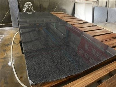 Zapobieganie pęknięciom zginającym w ponadgabarytowych płytach granitowych
